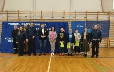 Uczniowie z nagrodami za zajęcie II miejsca w obecności opiekuna i organizator&oacute;w konkursu
