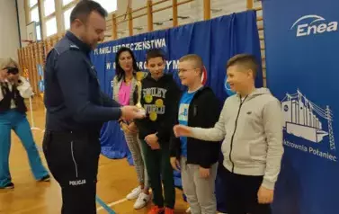 Uczniowie odbierają puchar