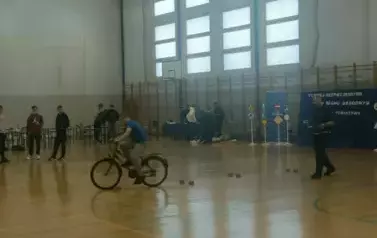 Uczeń pokonuje tor przeszk&oacute;d