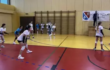 Zesp&oacute;ł przed przyjęciem zagrywki