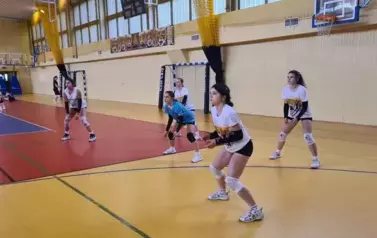 Zesp&oacute;l przed przyjęciem zagrywki
