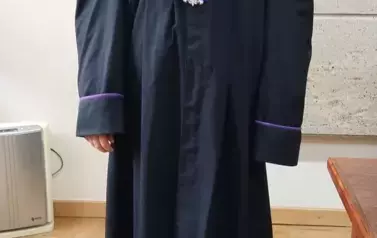Uczeń w stroju sędziego
