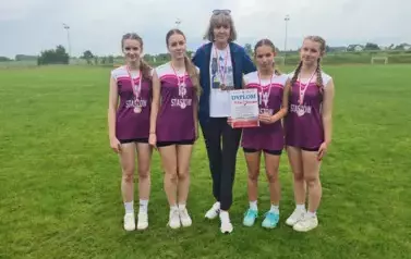 Sztafeta olimpijska dziewcząt z nauczycielem