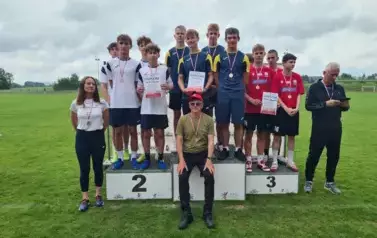 Najlepsze sztafety 4x100 m chłopc&oacute;w w kategorii igrzyska młodzieży na podium