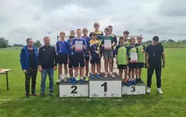 Najlepsze sztafety 4x100 m chłopc&oacute;w w kategorii igrzyska dzieci na podium