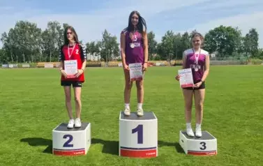 Oliwia Baczewska i Antonina Zg&oacute;rska na podium