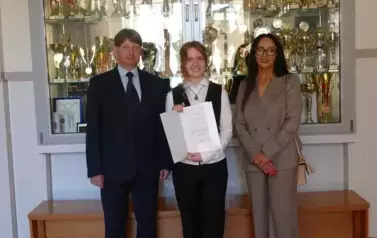 Anna Mazanka z nauczycielką, panią Katarzyną Adamczyk i dyrektorem szkoły