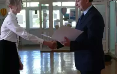 Emilia Maziarz odbiera gratulacje z rąk dyrektora