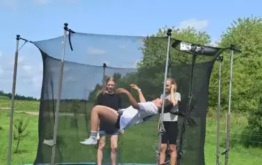 Zabawa na trampolinie