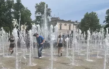 Uczniowie przy fontannach