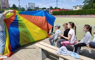 Zabawy z chustą animacyjną