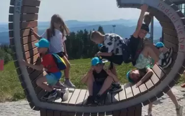 Podziwianie przez dzieci widok&oacute;w na Jaworzynie Krynickiej