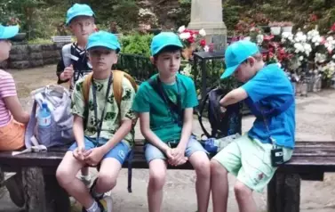 Uczniowie klasy 1 a w Leśnym Sanktuarium Matki Bożej Kr&oacute;lowej Zdroj&oacute;w Krynickich