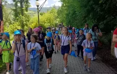 Uczniowie klasy 2 b w drodze na G&oacute;rę Parkową