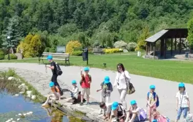 Uczniowie klasy 2 b w Ogrodach Sensorycznych w Muszynie
