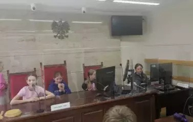 Uczniowie na sali rozpraw