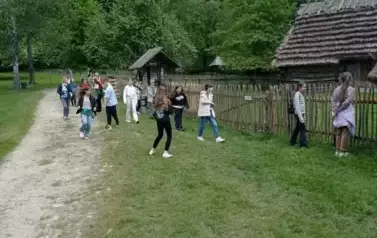 Uczniowie zwiedzający Skansen Budownictwa Ludowego w Sanoku