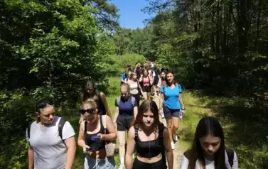 Uczniowie w drodze powrotnej przez las
