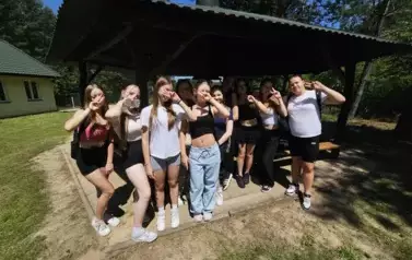 Grupa uczennic przed miejscem na ognisko