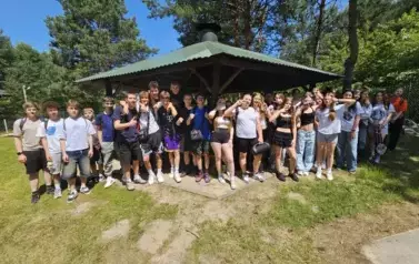 Grupowe zdjęcie uczni&oacute;w klas &oacute;smych na pikniku