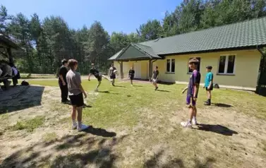 Uczniowie podczas gry w piłkę