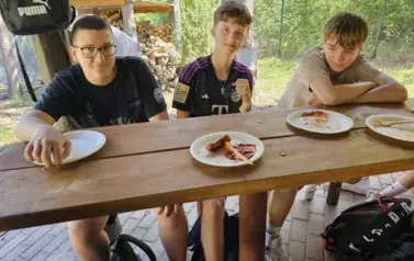 Trzej uczniowie przy stole