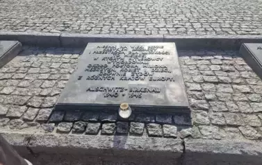Tablica pamiątkowa w języku polskim na terenie Birkenau