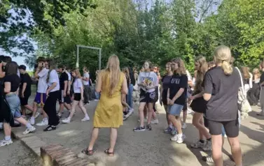 Uczniowie słuchają historii pierwszej komory gazowej