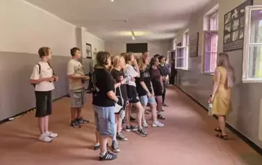 W muzeum w Auschwitz uczniowie poznają warunki panujące w obozie