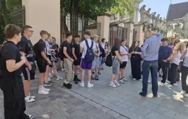 &Oacute;smoklasiści wraz z opiekunami i przewodnikiem na ulicy Grodzkiej w Krakowie