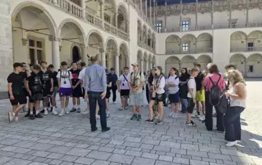 &Oacute;smoklasiści wraz z opiekunami i przewodnikiem na dziedzińcu Wawelu