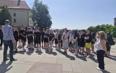 &Oacute;smoklasiści wraz z opiekunami i przewodnikiem na Wzg&oacute;rzu Wawelskim