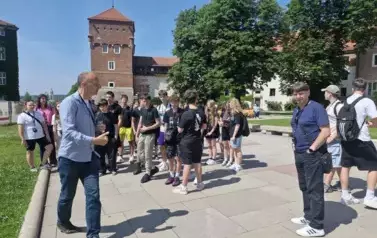 &Oacute;smoklasiści wraz z opiekunami i przewodnikiem na Wzg&oacute;rzu Wawelskim