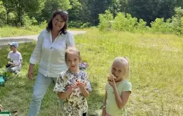 Zuzia i Ola podczas leśnego śniadania