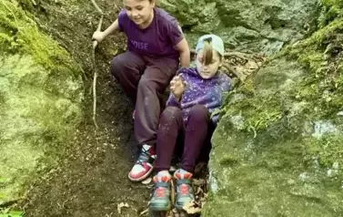 Emilka, Lenka i Zuzia na leśnych skałkach w Smerdynie