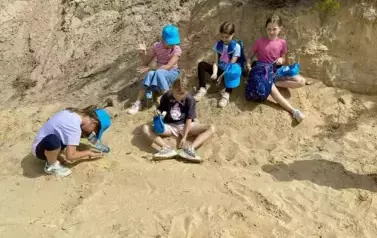 Dziewczynki z klasy II b podczas zabaw w lesie