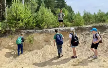 Uczniowie klasy II b poznają warunki wzrostu sosny