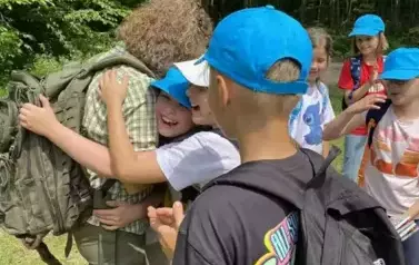 Dziewczynki z klasy II b dziękują Pani Leśnik