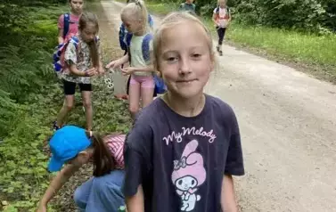 Zuzia zbiera poziomki