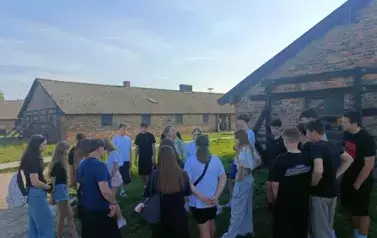Uczniowie między barakami w Birkenau