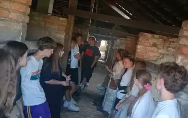 Grupa uczni&oacute;w wewnątrz baraku w Birkenau