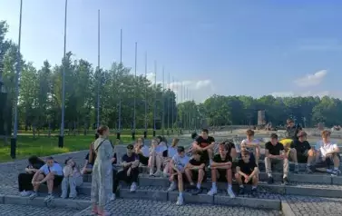 Uczniowie zasłuchani w opowieść przewodniczki