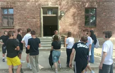 &Oacute;smoklasiści wraz z opiekunami przed wejściem do Bloku 5
