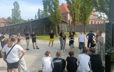 Na terenie obozu w Auschwitz