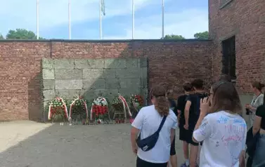 Uczniowie przed Ścianą Śmierci