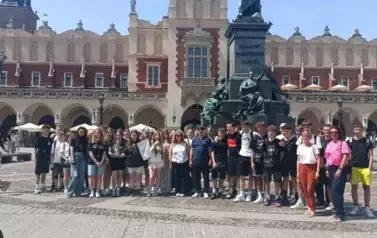 &Oacute;smoklasiści wraz z opiekunami przed pomnikiem Adama Mickiewicza w Krakowie