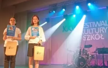 Uczennice wyr&oacute;żnione w konkursie literackim i plastycznym