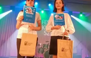 Uczennice wyr&oacute;żnione w konkursie literackim i plastycznym