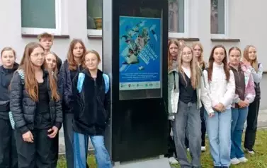 Szkolni aktorzy przed budynkiem SOK