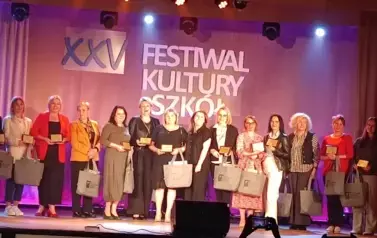 Przedstawiciele szk&oacute;ł odbierający pamiątkowe statuetki za udział w Festiwalu Kultury Szk&oacute;ł
